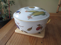 Vintage Royal Worcester Evesham round lidded casserole dish