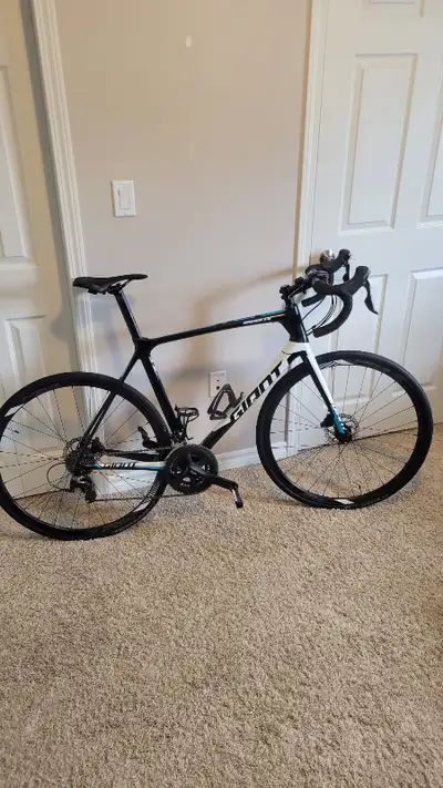 2018 Shimano 105 Giant TCR Advanced 2 Road Bike in size L, meant for people above 6 feet Chain was c...