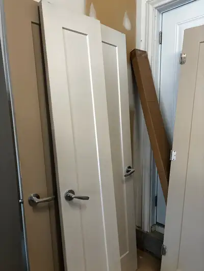 Je vends ces portes intérieures de style Shaker, en état usagé, parfaites pour donner un look modern...