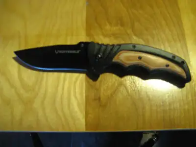 Couteau pliant Huntshield neuf MacKenzie EDC. Inclus une pince pour l'attacher à la ceinture. Aussi...