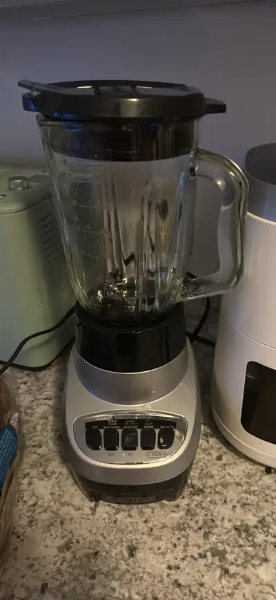 This Black and Decker blender is perfect for making smoothies and more! It has a glass jar and multi...