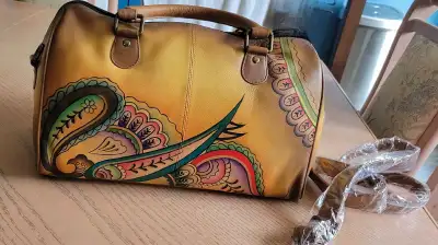 ANUSHKA peint main (collection), cuir véritable 13" long par 9" haut vient avec bandoulière Jamais s...