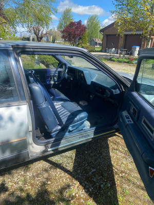 1987 Oldsmobile Toronado 2 doors blue leather interior 