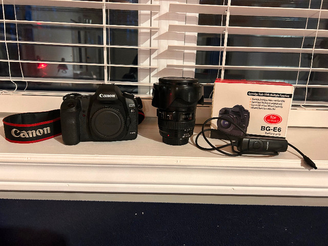 Canon 5d ii with 24-105 f4L lens, battery grip, and more…. in Cameras & Camcorders in Trenton
