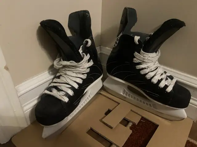 Hockey skates- Junior in Skates & Blades in Windsor Region - Image 2