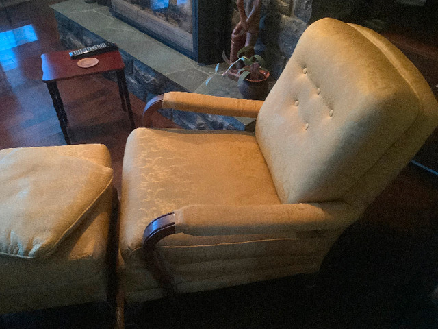 Vintage arm chair with ottoman in Chairs & Recliners in Gatineau - Image 3