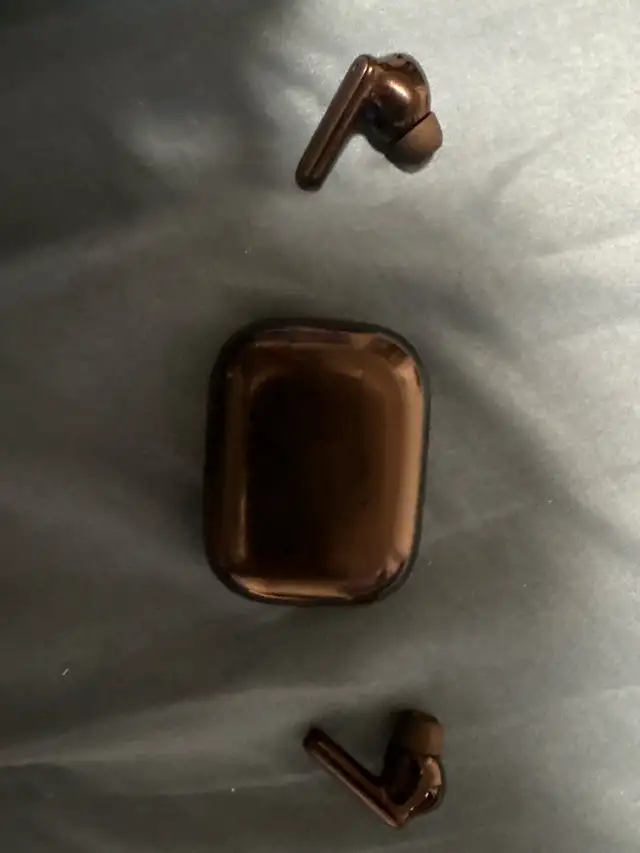 Ear buds452026096817940481