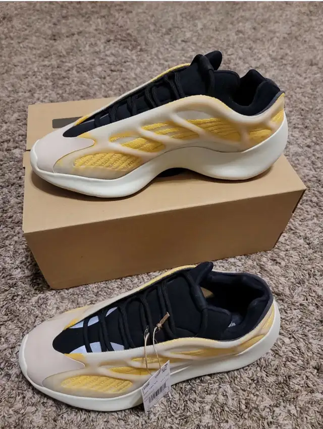 Yeezy 700 v3 Mono Safflower Size 11 Men’s  in Men's Shoes in Hamilton - Image 8