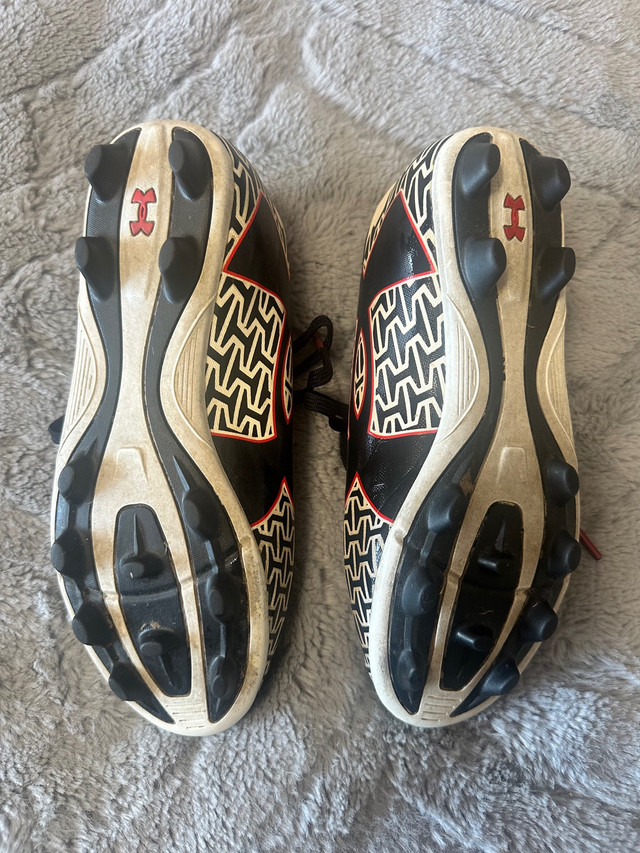 Kids size 1.5Y Under Armour Soccer Cleats in Soccer in Mississauga / Peel Region - Image 3