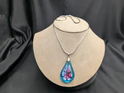 Bring the beauty of Italian artistry to your jewelry collection with this stunning vintage Murano gl...