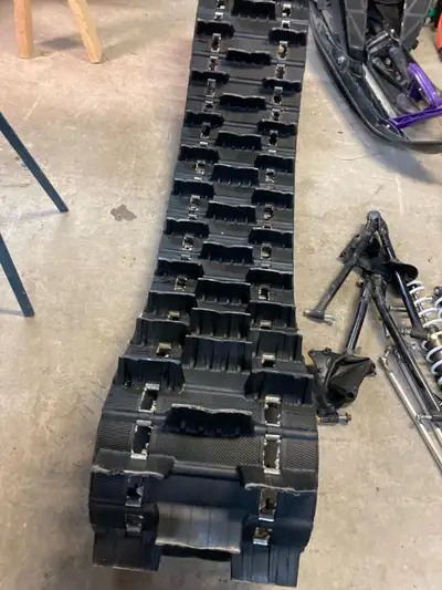 156 x 2.5 3 inch pitch track in good shape.
