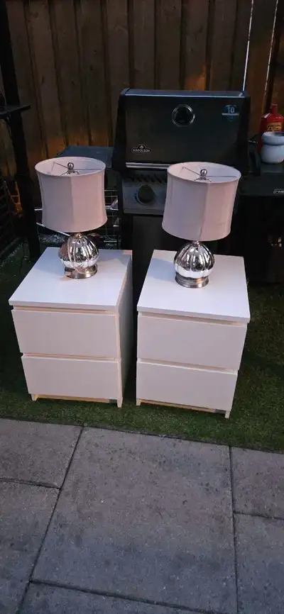 End table with table lamps for sale , Voir plus