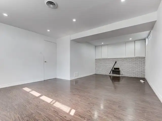 ROOM FOR RENT (SCARBOROUGH) - Basement