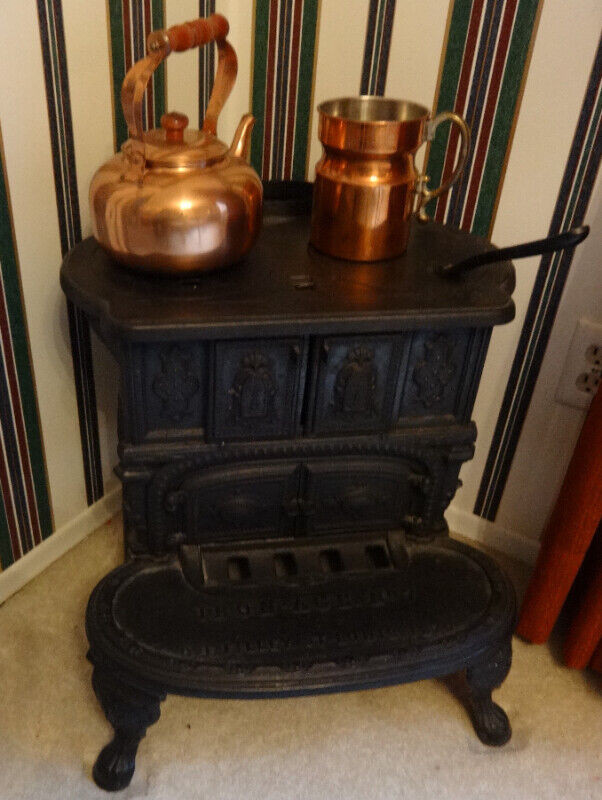 Rare 3 leg - Antique Cast Iron Stove/heater in Arts & Collectibles in St. Albert