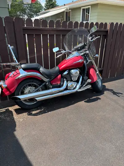 This red Kawasaki Vulcan 900 is a stylish cruiser, perfect for weekend rides and longer tours. This...