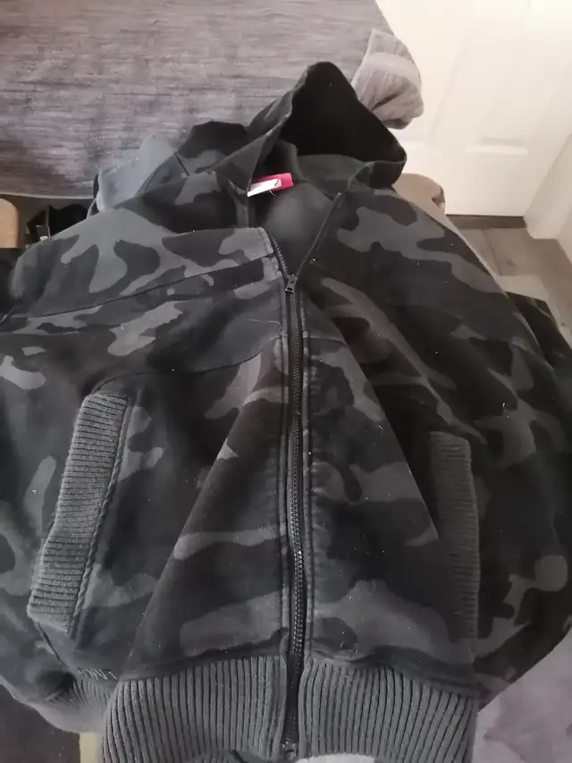 A black Camo Jacket , perfect for star gazing or camping in Men's in Comox / Courtenay / Cumberland - Image 2