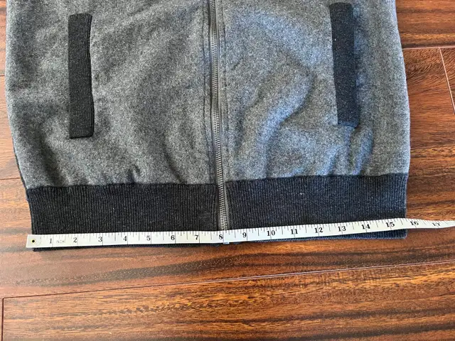 Banana Republic men’s medium zip sweater, wool blend, grey in Men's in Oshawa / Durham Region - Image 5
