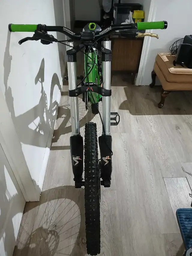 Santa Cruz V10 in Mountain in London - Image 3