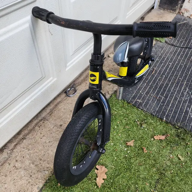 Giant glider bike black yellow adjustable seat in Kids in Oakville / Halton Region - Image 4