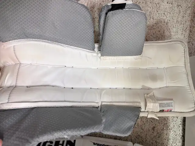 Vaughn Velocity VE8 YT Goalie Pads in Hockey in Markham / York Region - Image 6