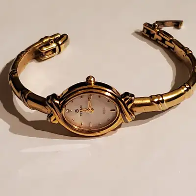 This elegant gold-tone Titan watch is a stylish accessory for any occasion. It has an attractive mot...