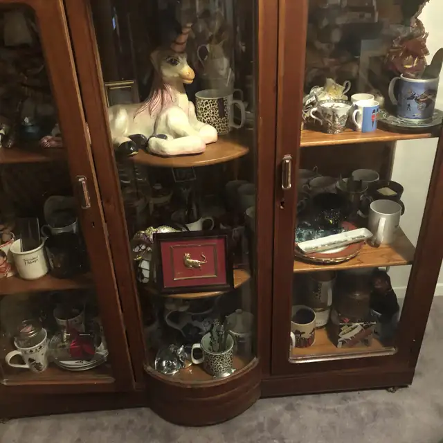 Antique 40s Mahogany Brown-Cognac Glass Display Cabinet Hutch in Hutches & Display Cabinets in City of Toronto - Image 10