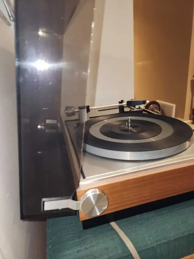 RF 2040 Turntable in Stereo Systems & Home Theatre in Edmonton - Image 6