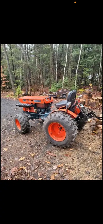 Tracteur kubota b6100e 4x4 1982 de 14 hp 1820 hrs ,Gratte avant kubota 60 po.électrique. low et hi a...