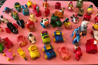 Petites autos en plastique $12.