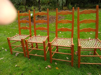 Chaises antiques avec fond en babiche