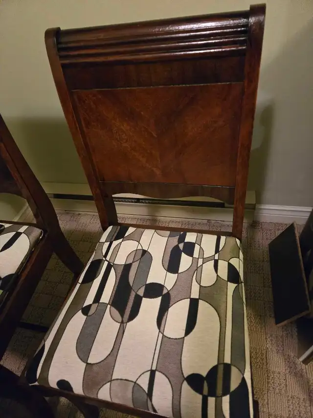 Unique Dining Table Four Chairs  in Dining Tables & Sets in Bedford - Image 6