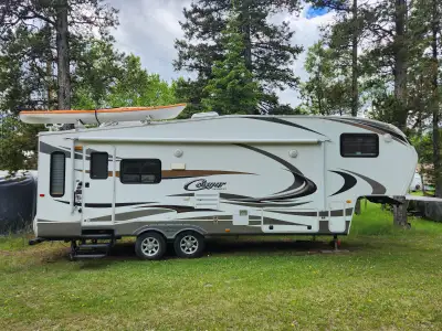 2014 Keystone Cougar 27 ft with custom kayak lift - Polar package with double glazing - 1/2 ton seri...