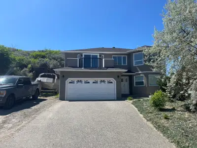 Bright and spacious 3 bed, 2 Bath top floor of Batchelor Heights home in excellent location, on the...