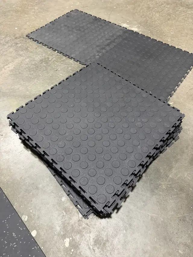 Interlocking floor tiles 18” (18 total tiles)