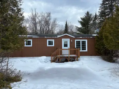 Dosquet, belle maison modulaire avec grand garage 950.00$/mois, N/C- N/É, dispo 1er juillet. Endroit...