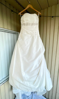 Never Worn - Elegant and simple wedding dress with long train an