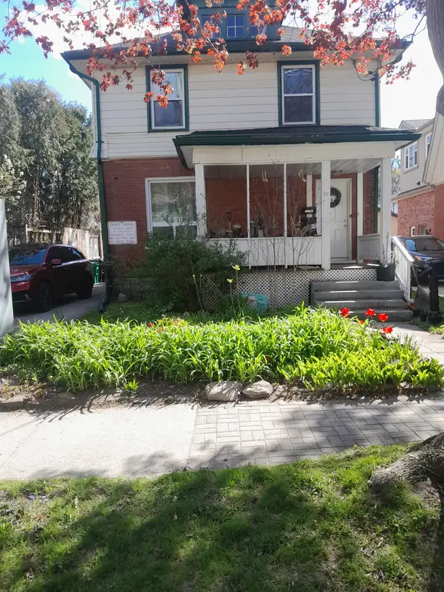 Quaint Apartment Steps from Uptown Waterloo