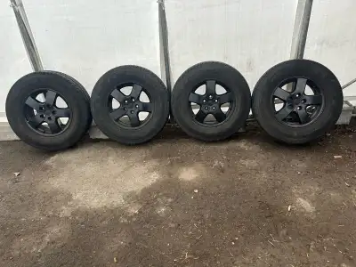 LT225/75/16 nexen roadian ct8 hl (12/32) Bolt pattern 5x114.3 Était sur jeep liberty 2007 Les 4 pour...