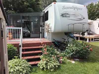 Fifth Wheel Sandpiper 2007 32pi, chambre fermée à l'arrière, tout fonctionnel et en bon état. Vient...