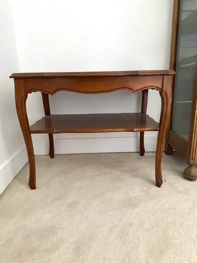 Table basse en érable style provincial français en très bon état.