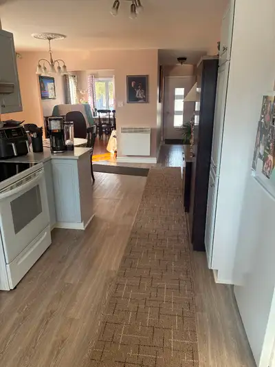 Très grand 8 1/2 reparti sur 2 étages (le Rez de chaussée et le sous sol. ) La grandeur est équivale...