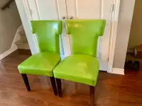 2 chaises vert lime en cuir végane 