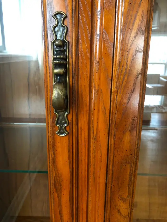 Oak China Cabinet in Hutches & Display Cabinets in City of Toronto - Image 5