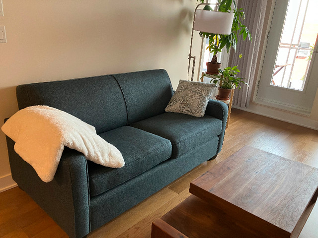 Divan lit bleu en très bon état dans Sofas et futons  à Ville de Montréal - Image 2