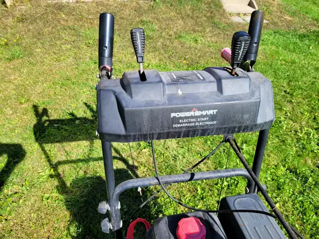 Souffleuse à neige à essence PowerSmart 212cc de 24 pouces in Snowblowers in Longueuil / South Shore - Image 3