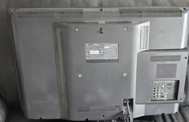 Toshiba 32E200U - 32 HDMI TV in TVs in Ottawa - Image 5