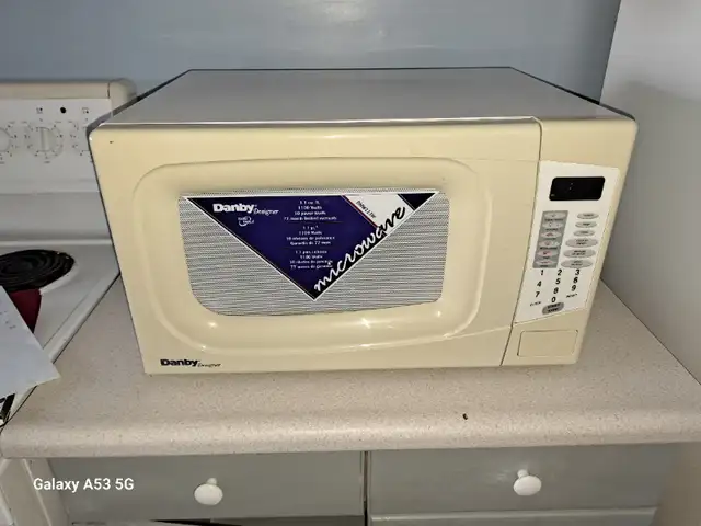 microwave in Microwaves & Cookers in Napanee - Image 2