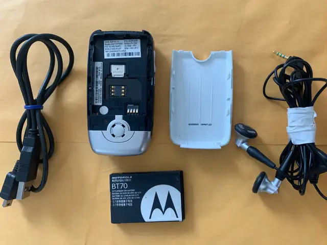 Motorola V360 Original GSM Flip Mobile Phone-Bluetooth-Unlocked in Cell Phones in City of Toronto - Image 7