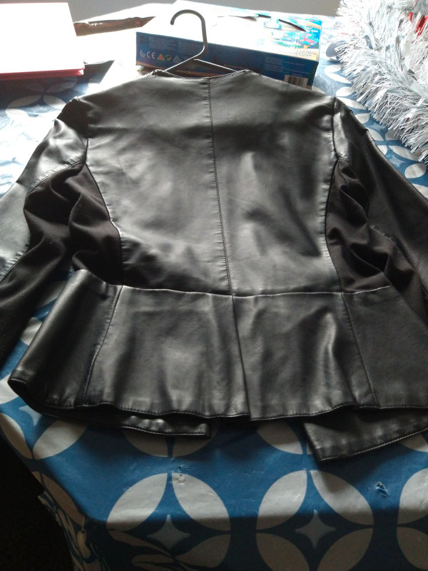 Manteau cuir noir Dynamite dans Femmes - Hauts et vêtements d'extérieur  à Laval/Rive Nord - Image 3