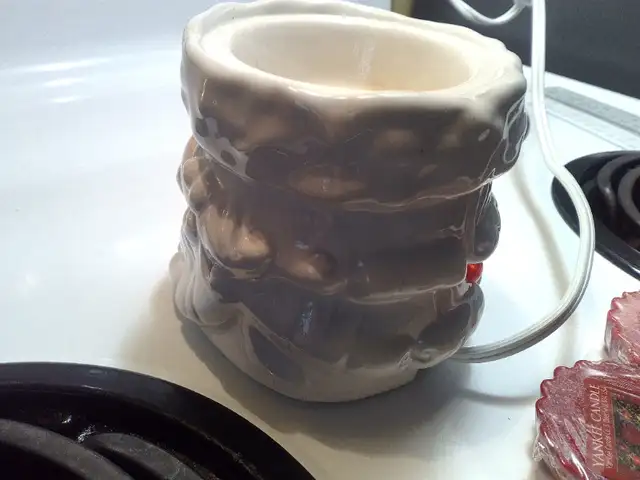 Yankee Candle Santa electric wax warmer in Home Décor & Accents in Barrie - Image 7